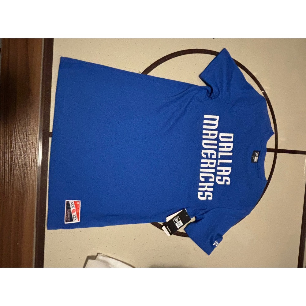 1195 New Era Dallas Mavericks NBA Mens Small Blue Graphic Tee Short Sleeve